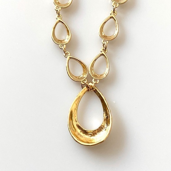 Liz Claiborne Signed Necklace Gold Tone - Picture 2 of 8